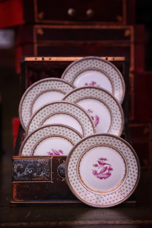 Gümüş kenarlı Limoges tabaklar